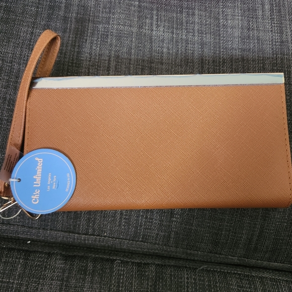 Chic Unlimited wristlet - Picture 1 of 4